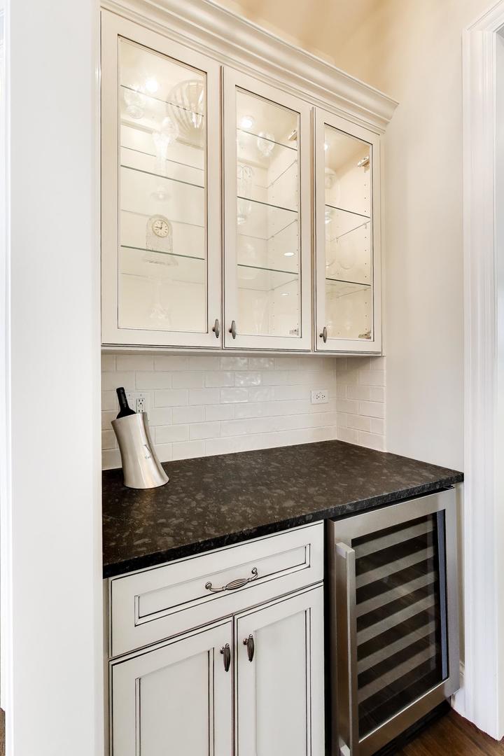 2403 Old Glenview Rd Wilmette, IL 60091