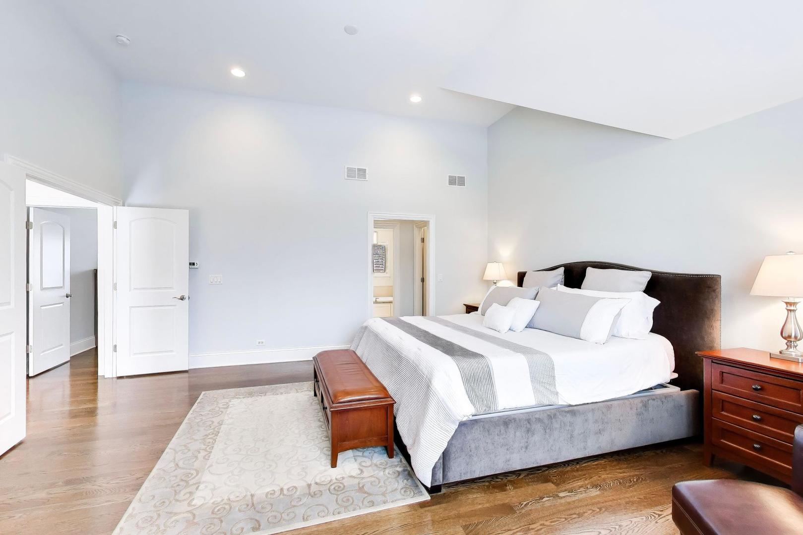 2403 Old Glenview Rd Wilmette, IL 60091