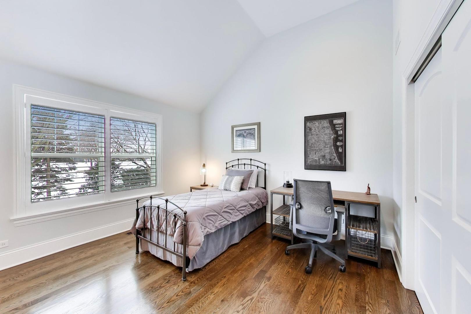 2403 Old Glenview Rd Wilmette, IL 60091