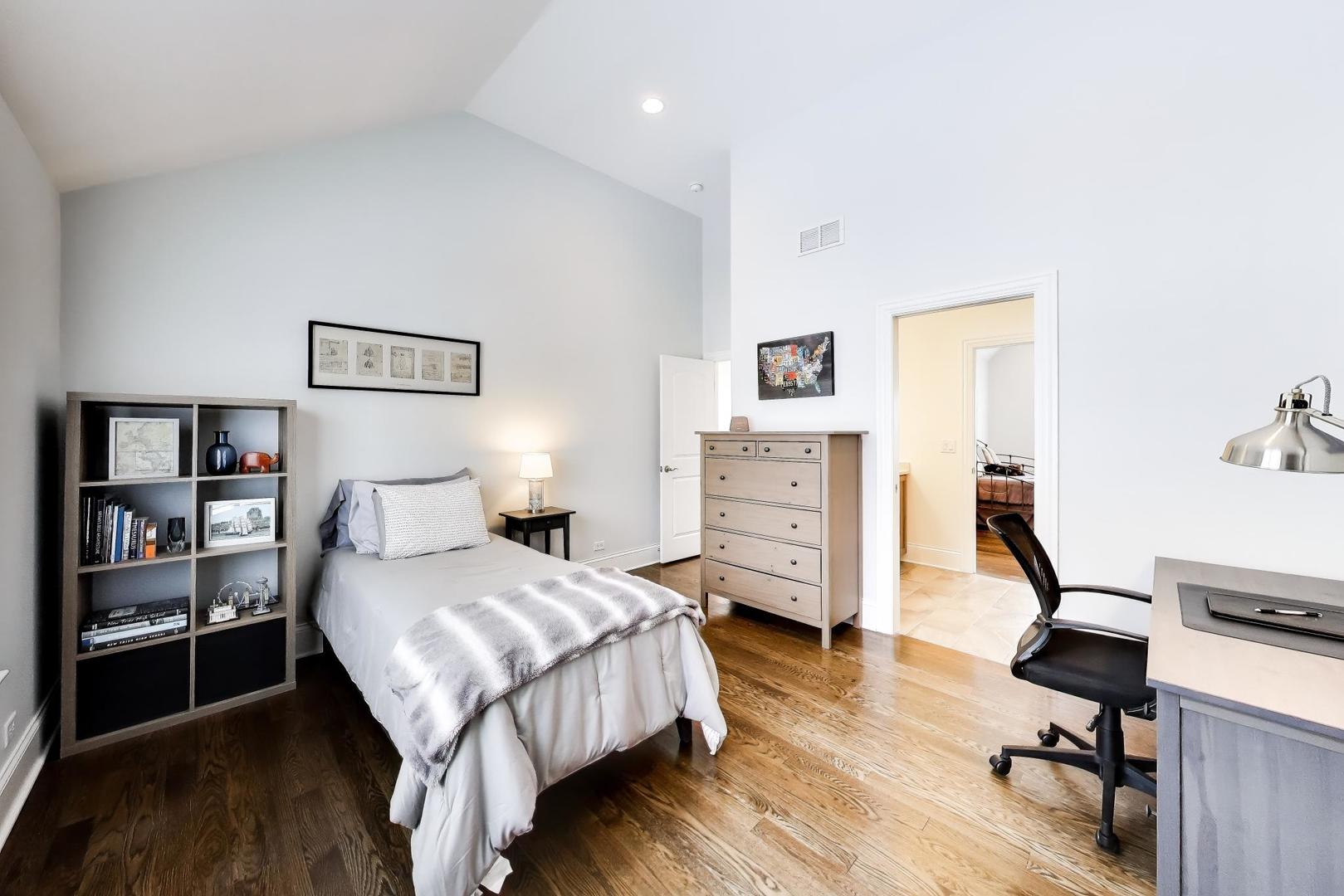 2403 Old Glenview Rd Wilmette, IL 60091