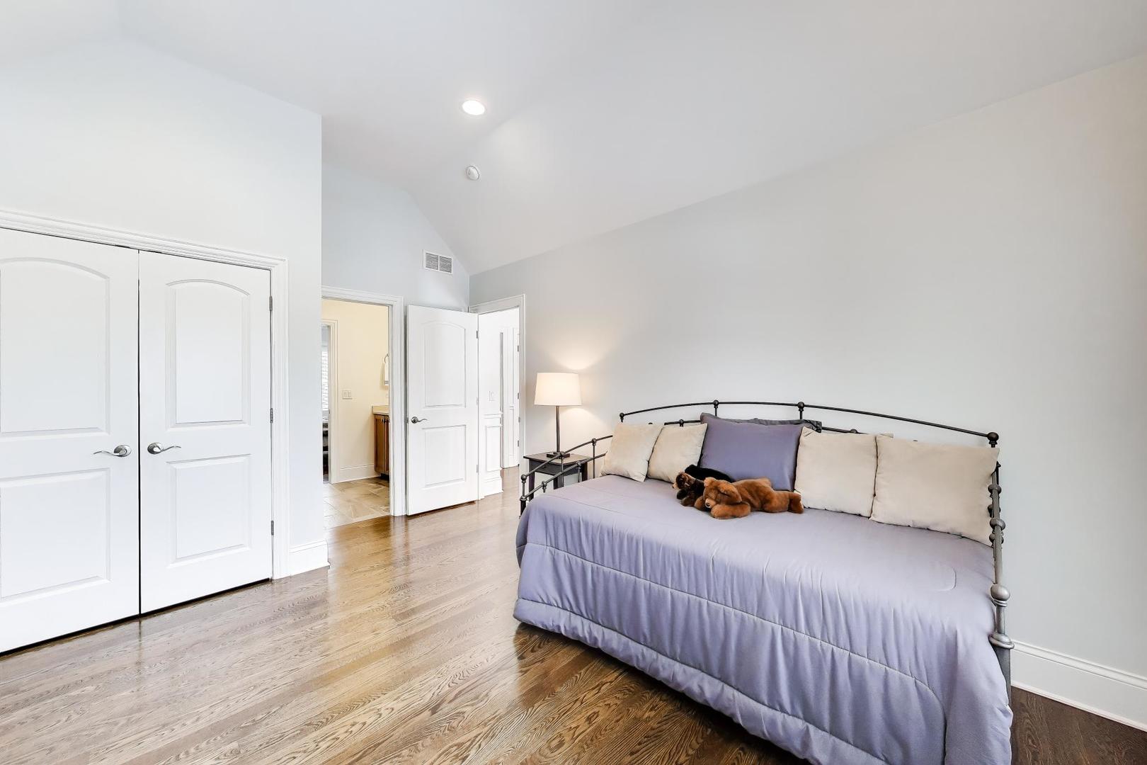 2403 Old Glenview Rd Wilmette, IL 60091