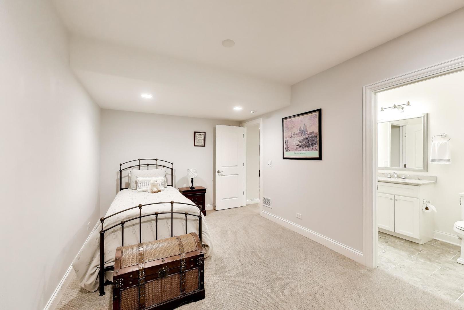 2403 Old Glenview Rd Wilmette, IL 60091