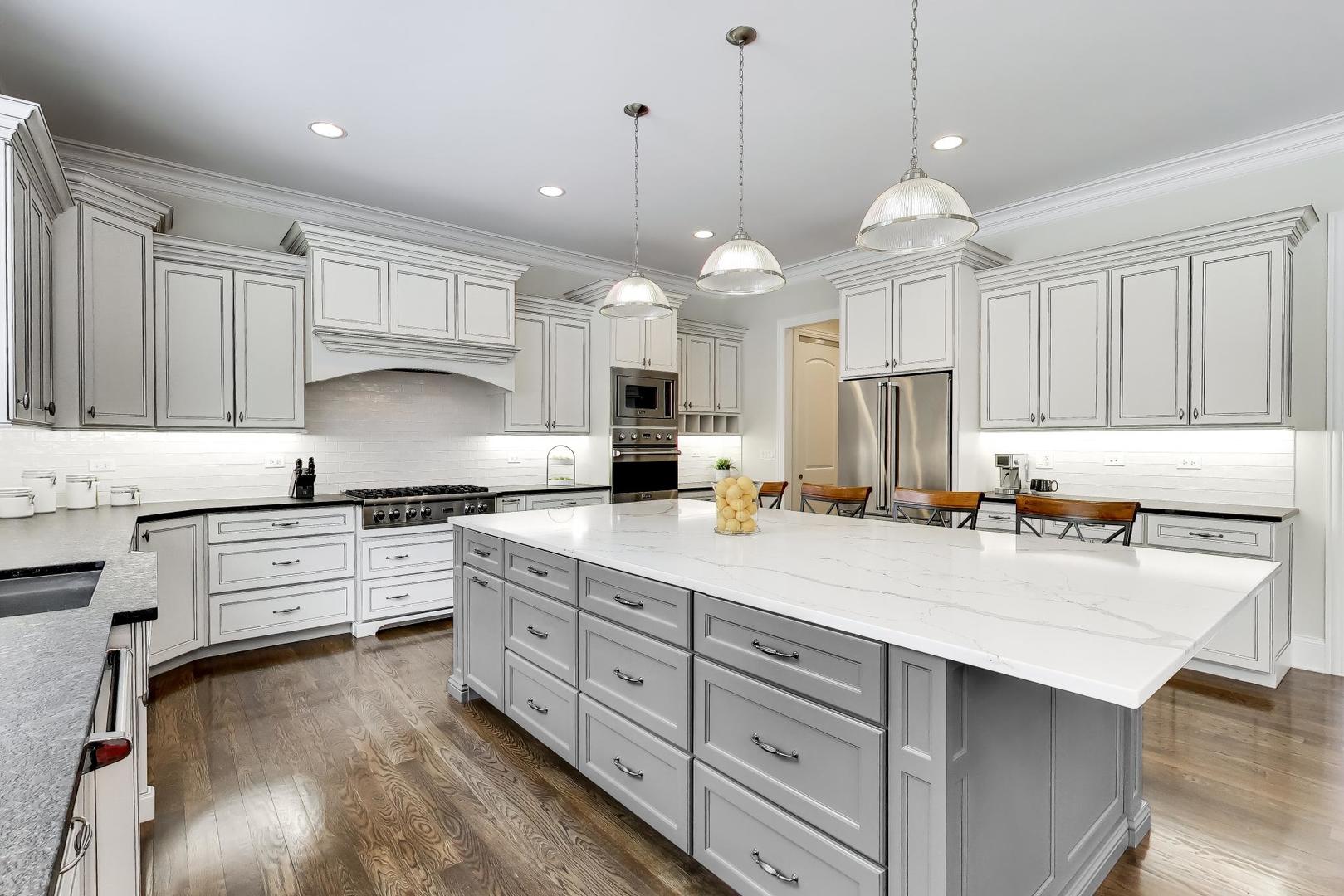 2403 Old Glenview Rd Wilmette, IL 60091