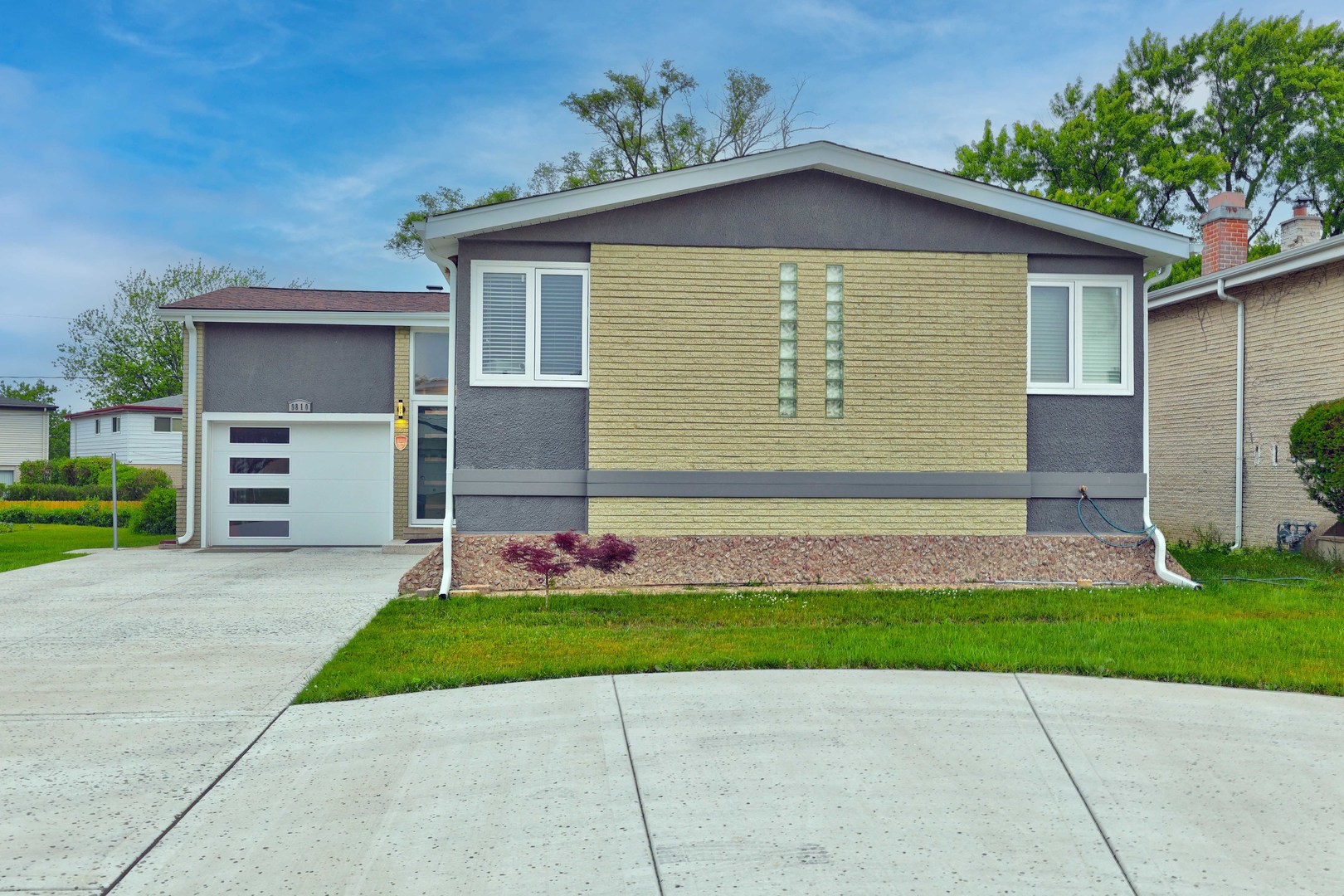 9810 N Lauren Ln