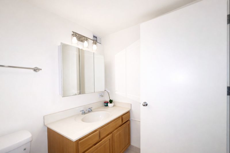 6700 S South Shr Dr #2G Chicago, IL 60649