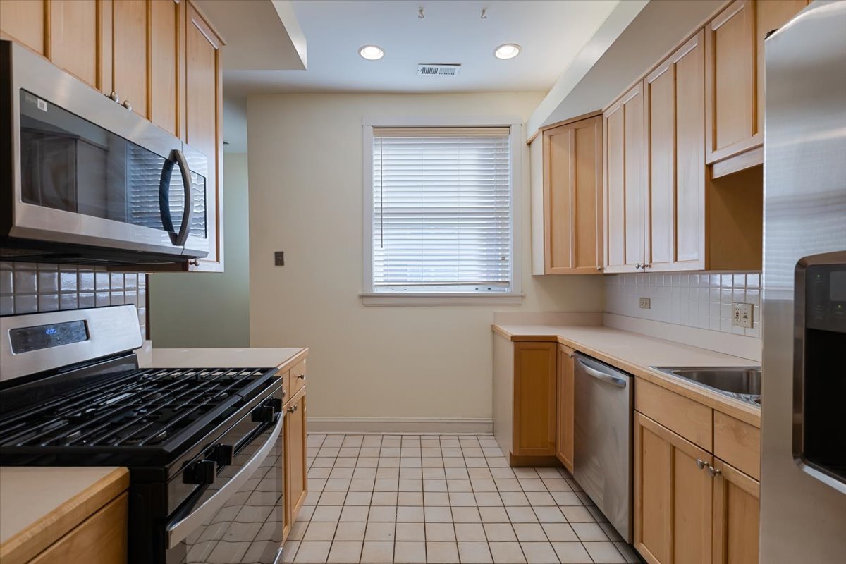 7216 S South Shr Dr #3 Chicago, IL 60649