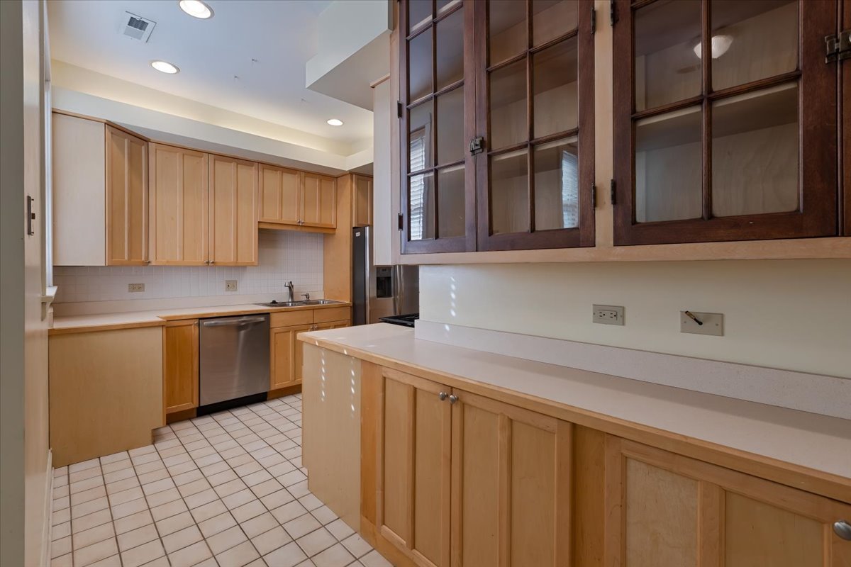 7216 S South Shr Dr #3 Chicago, IL 60649