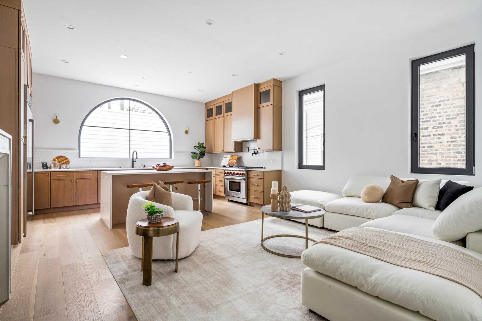 2127 W Dickens Ave Chicago, IL 60647