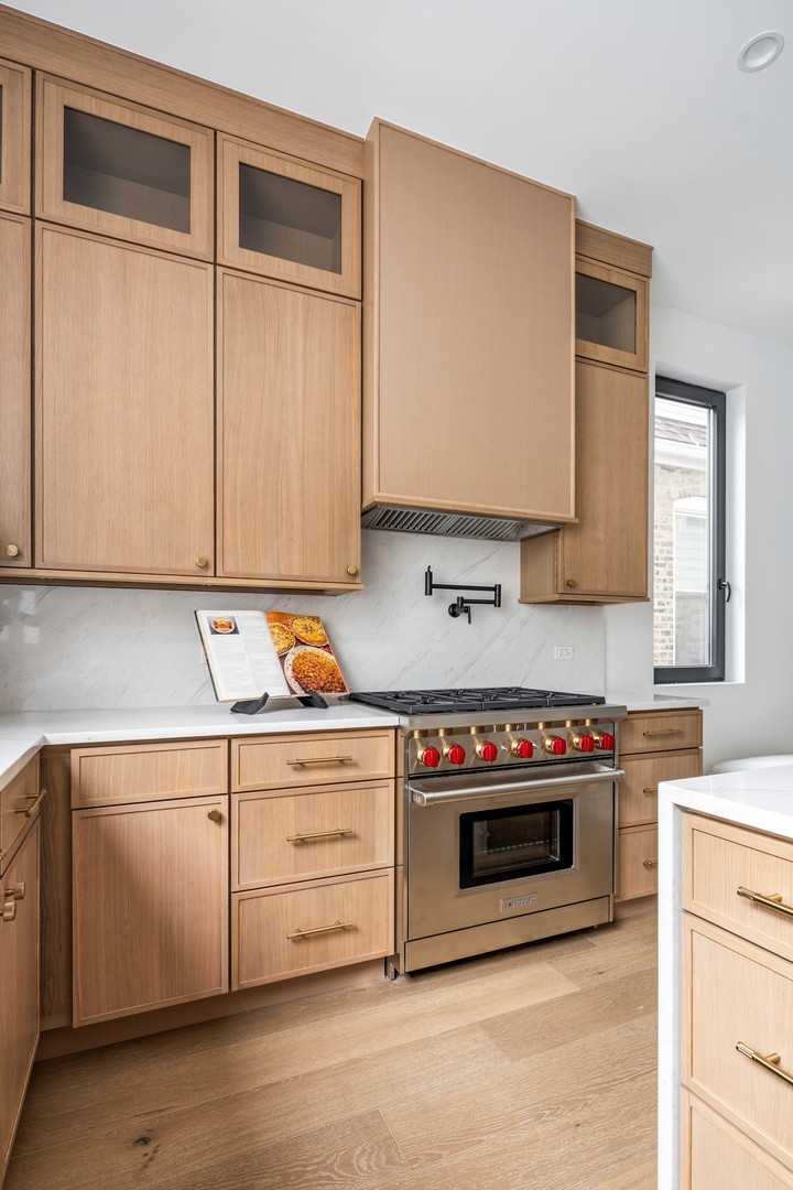 2127 W Dickens Ave Chicago, IL 60647