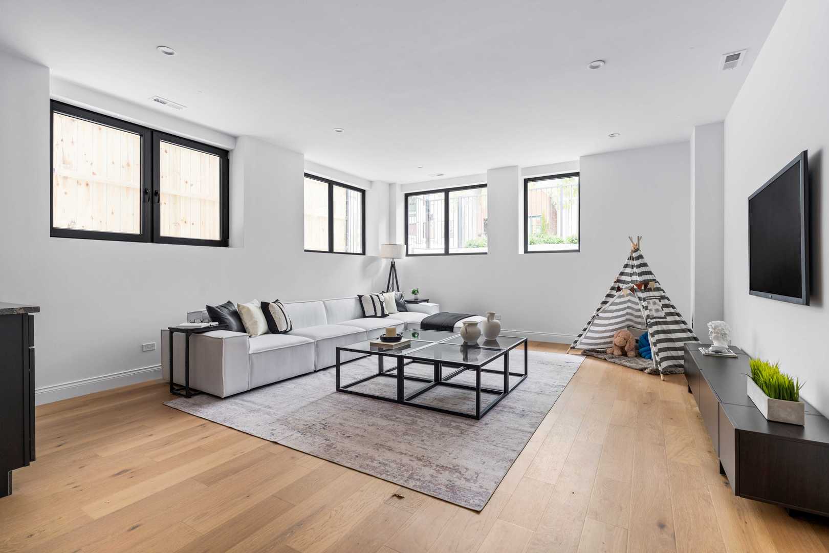 2127 W Dickens Ave Chicago, IL 60647