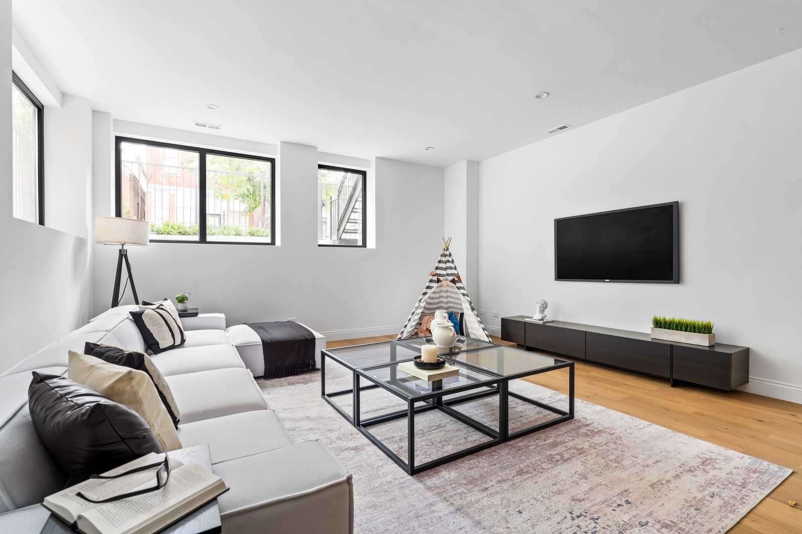 2127 W Dickens Ave Chicago, IL 60647