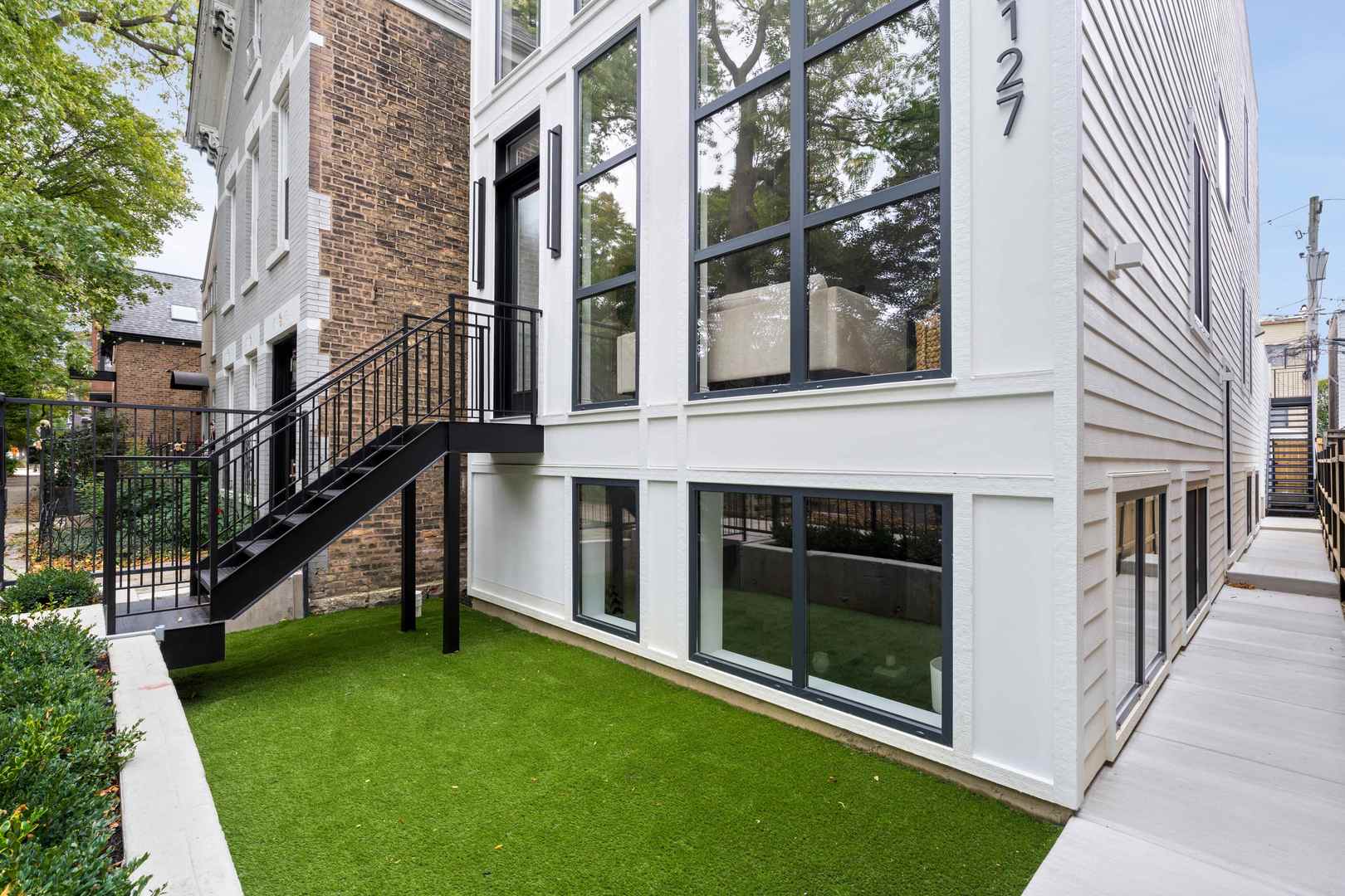 2127 W Dickens Ave Chicago, IL 60647