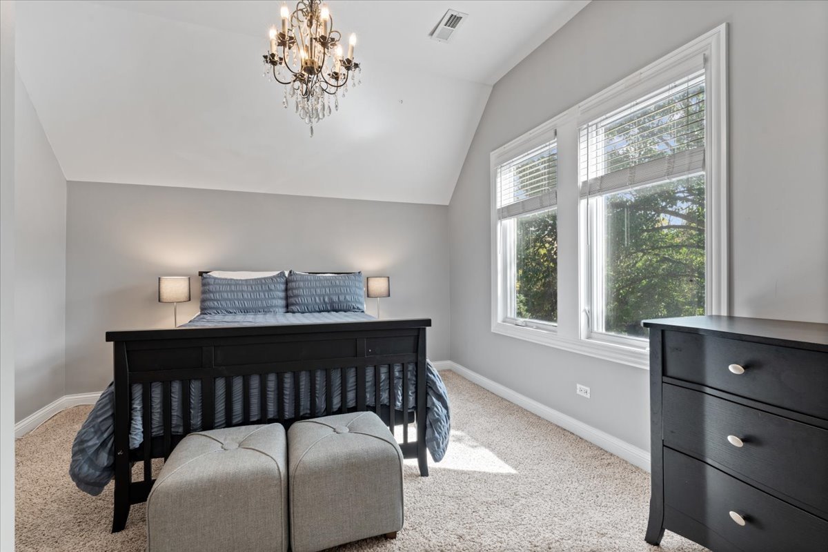 1134 W ADDISON St Chicago, IL 60613