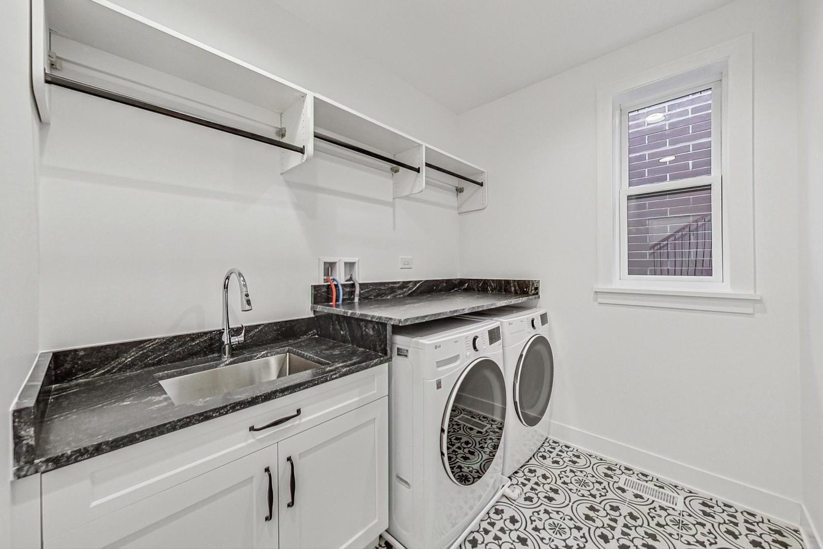 1509 W School St #1 Chicago, IL 60657