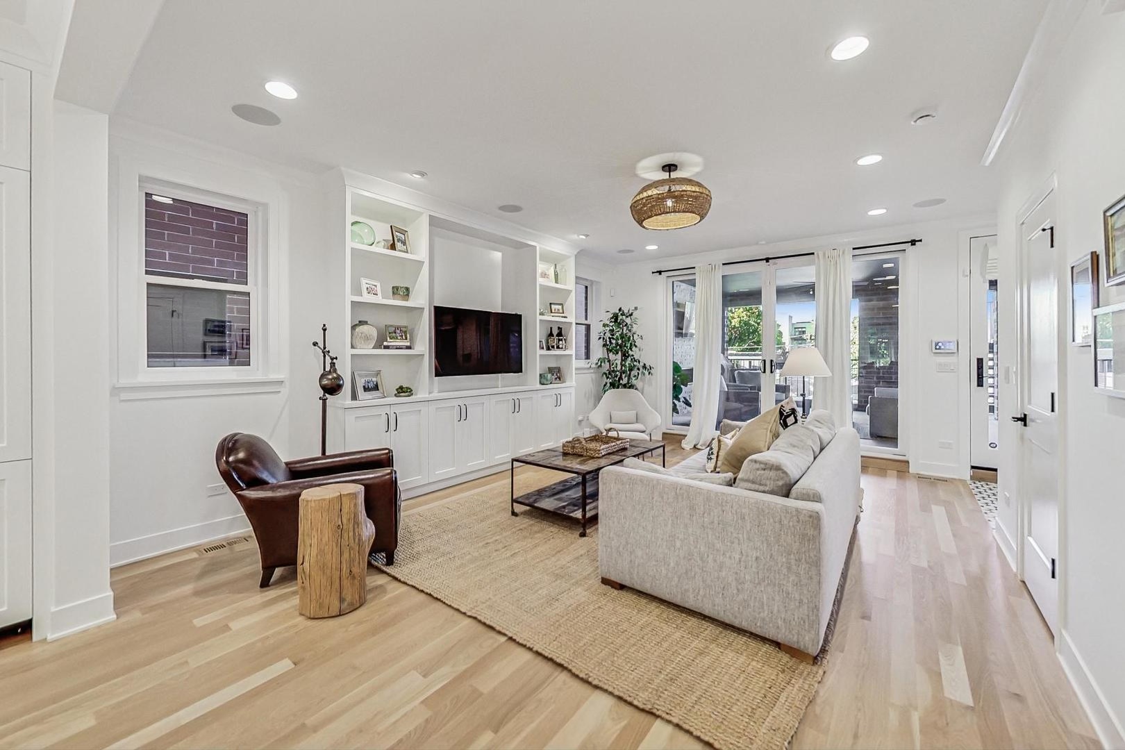 1509 W School St #1 Chicago, IL 60657