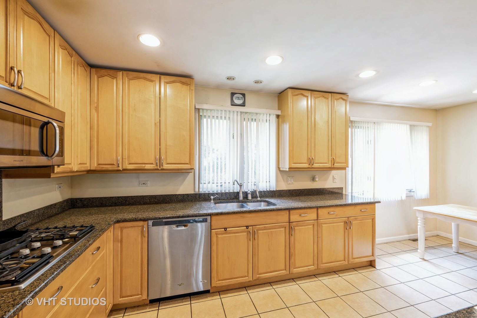 75 Eastwood Dr Deerfield, IL 60015