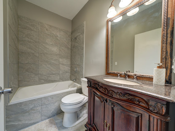 2340 W Moffat St Chicago, IL 60647