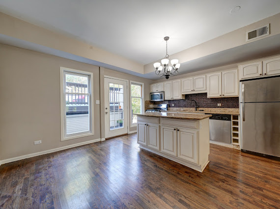 2340 W Moffat St Chicago, IL 60647