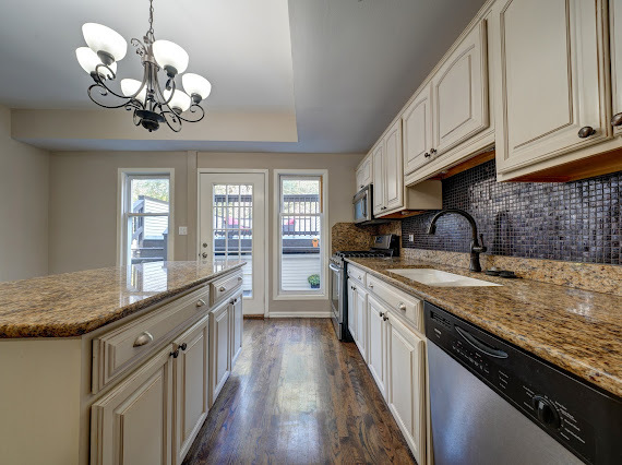 2340 W Moffat St Chicago, IL 60647