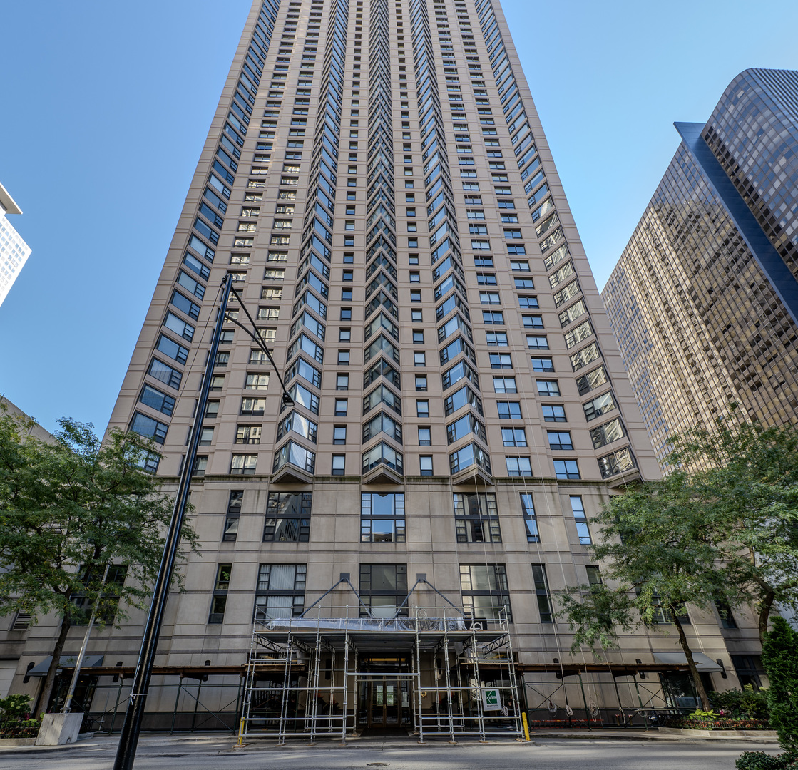 401 E ONTARIO St #4006