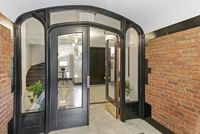 500 W BARRY Ave #2E Chicago, IL 60657