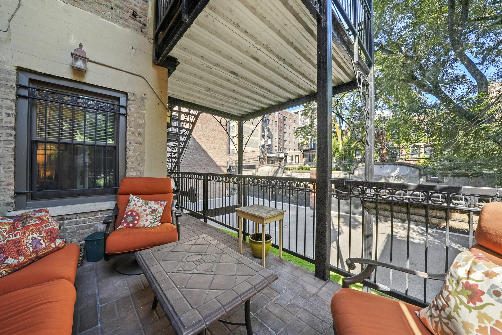 500 W BARRY Ave #2E Chicago, IL 60657