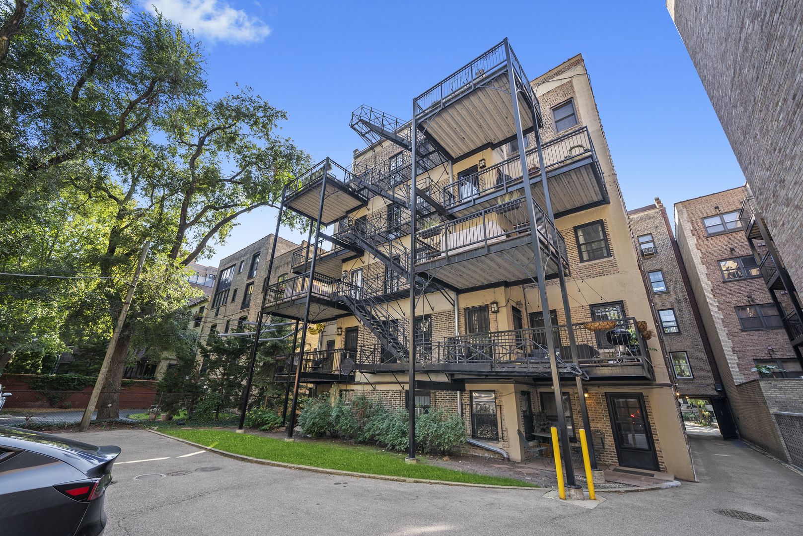 500 W BARRY Ave #2E Chicago, IL 60657