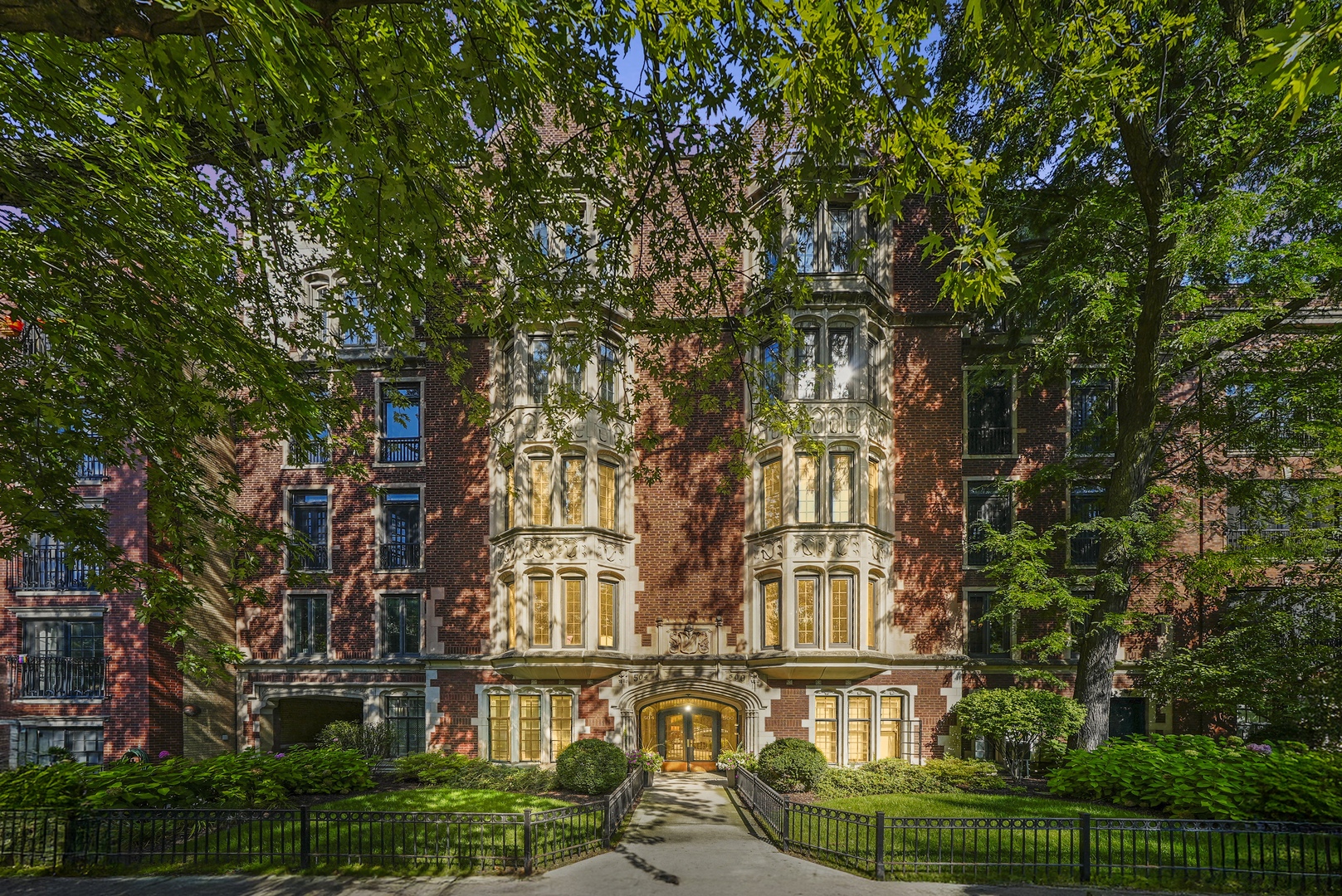 500 W BARRY Ave #2E Chicago, IL 60657