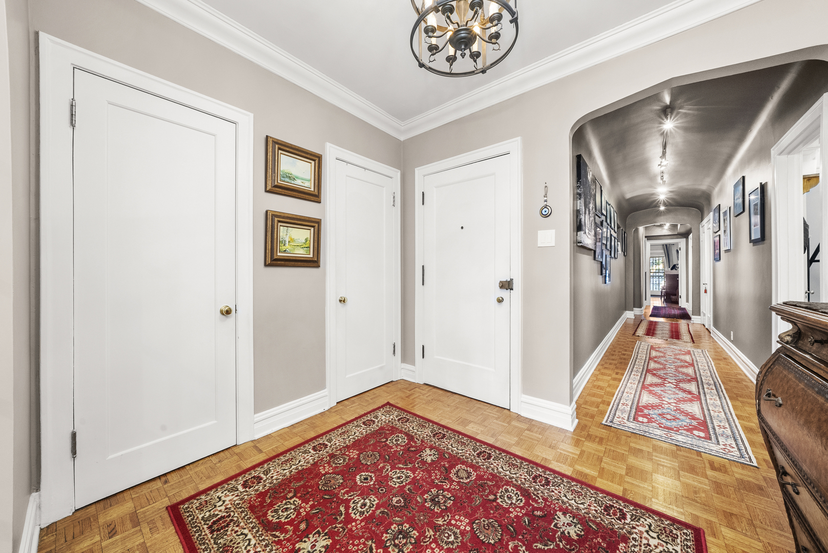 500 W BARRY Ave #2E Chicago, IL 60657