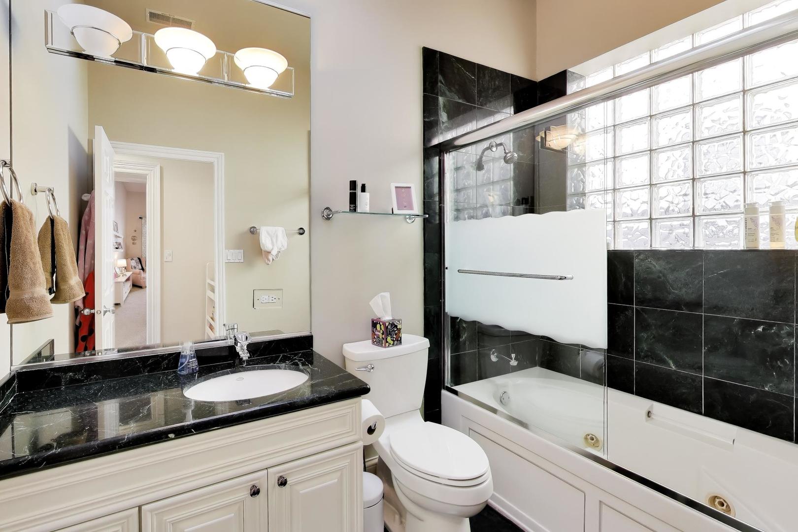 2030 N Hoyne Ave Chicago, IL 60647