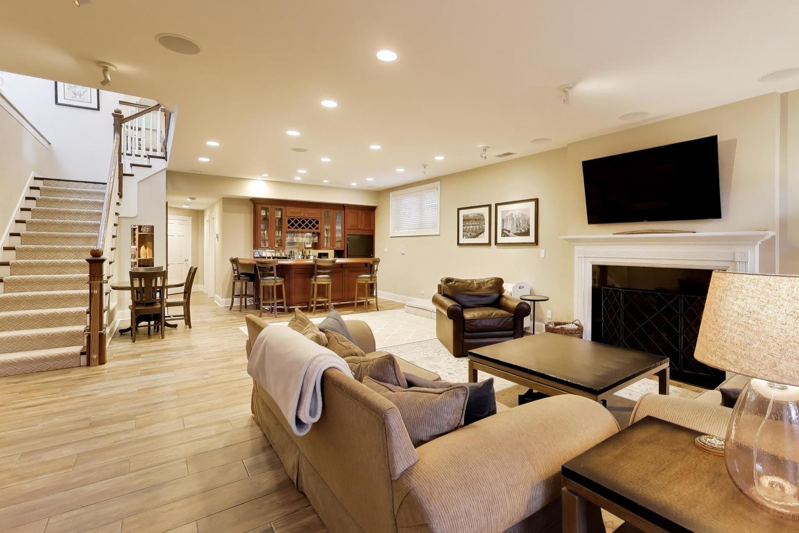 2030 N Hoyne Ave Chicago, IL 60647