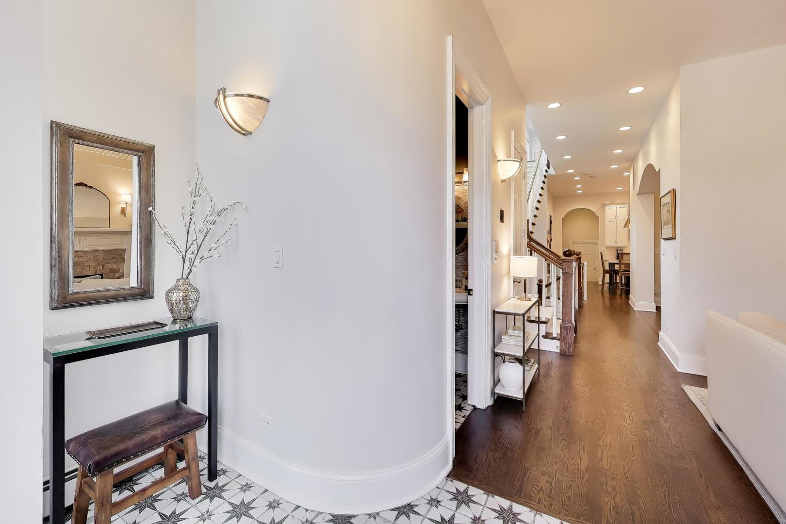 2030 N Hoyne Ave Chicago, IL 60647