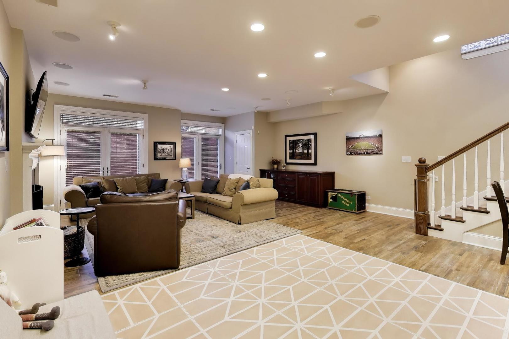 2030 N Hoyne Ave Chicago, IL 60647