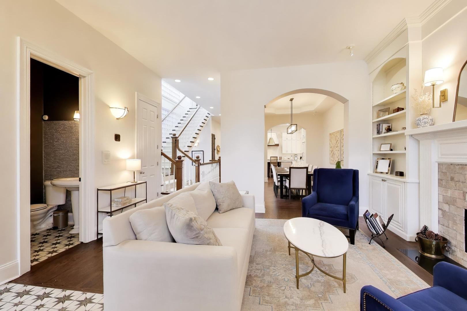 2030 N Hoyne Ave Chicago, IL 60647