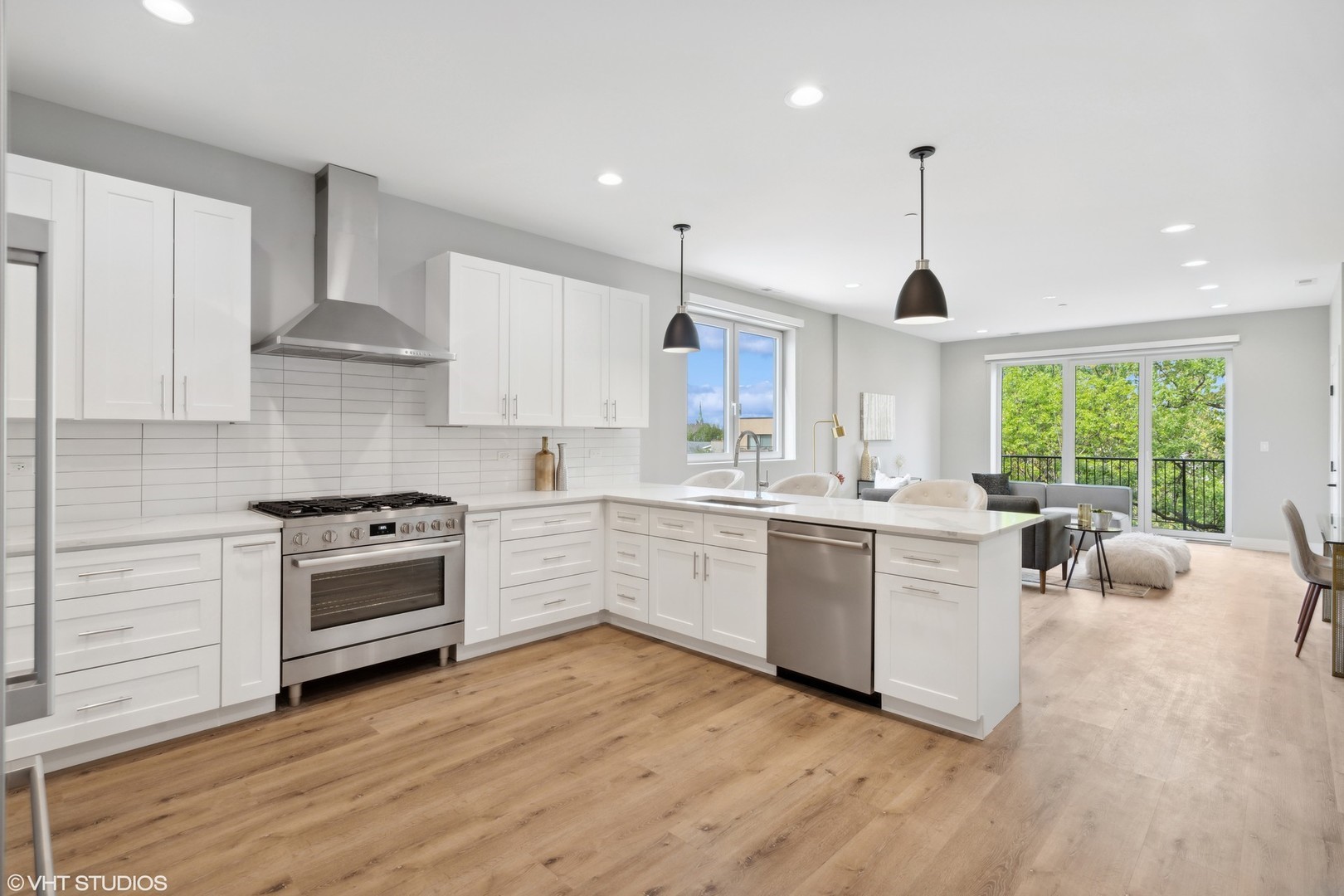 3335-3341 N Sheffield Ave Chicago, IL 60657