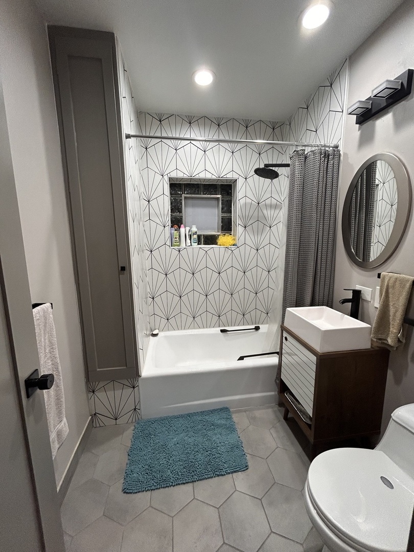 1123 W Addison St Chicago, IL 60613