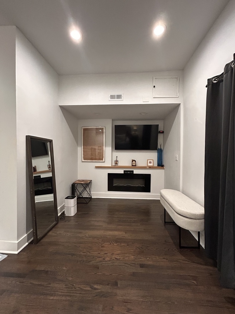 1123 W Addison St Chicago, IL 60613