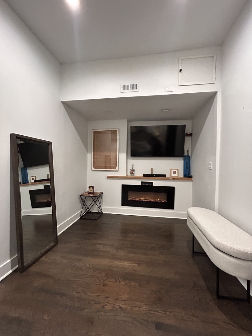 1123 W Addison St Chicago, IL 60613