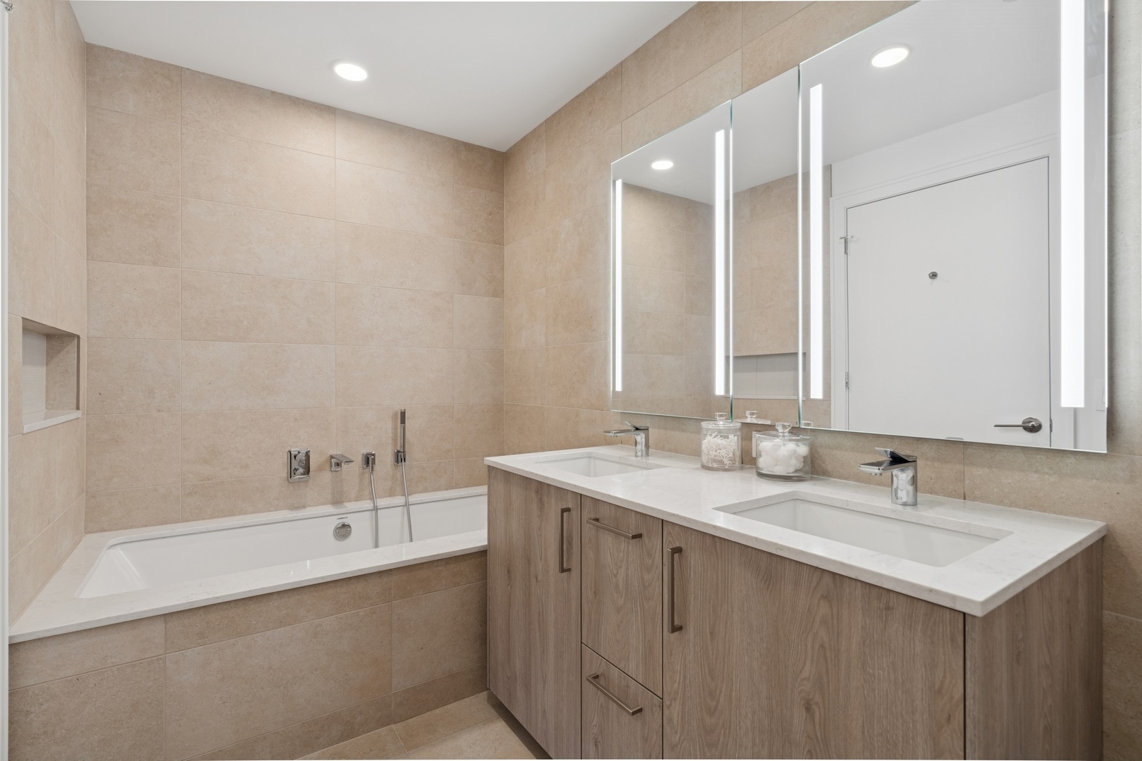 211 N Hbr Dr #1702 Chicago, IL 60601