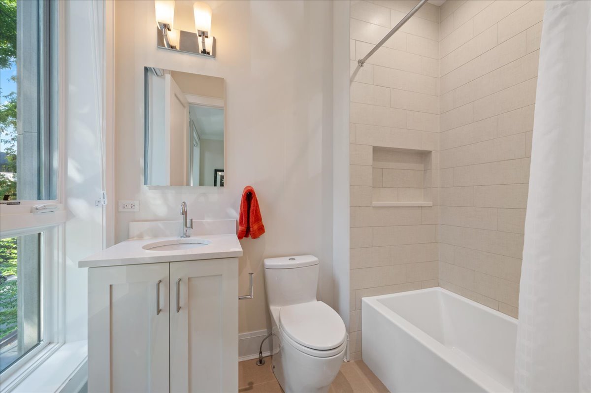 1921 N Dayton St Chicago, IL 60614