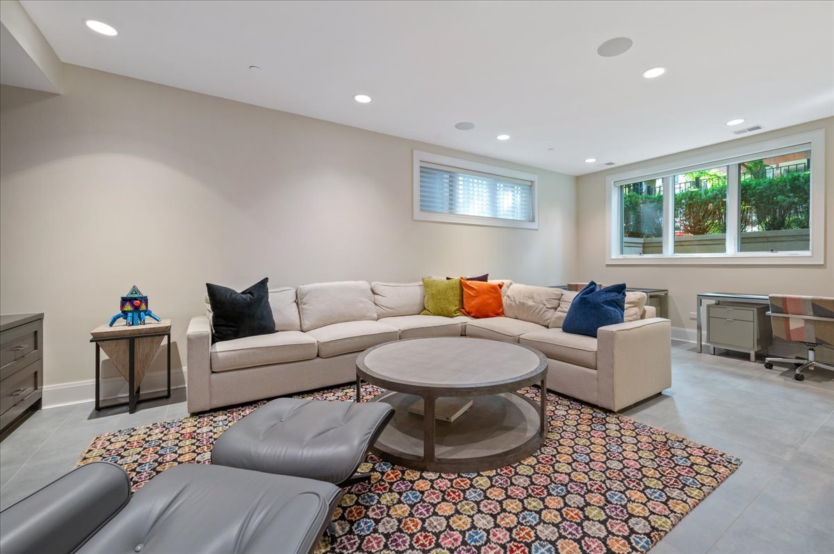 1921 N Dayton St Chicago, IL 60614