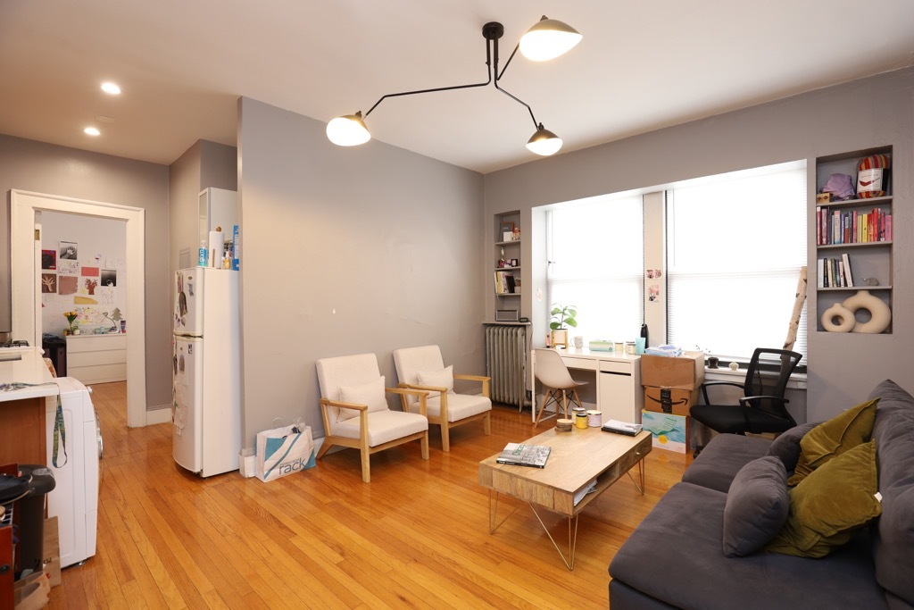 439 W Melrose St #3B