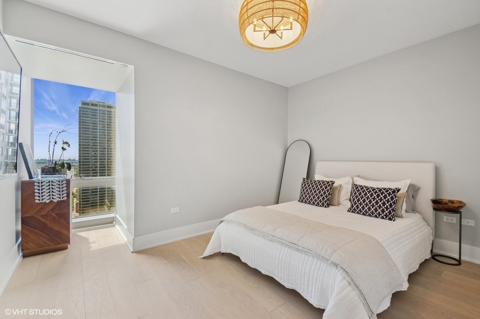 363 E Wacker Dr #1601 Chicago, IL 60601