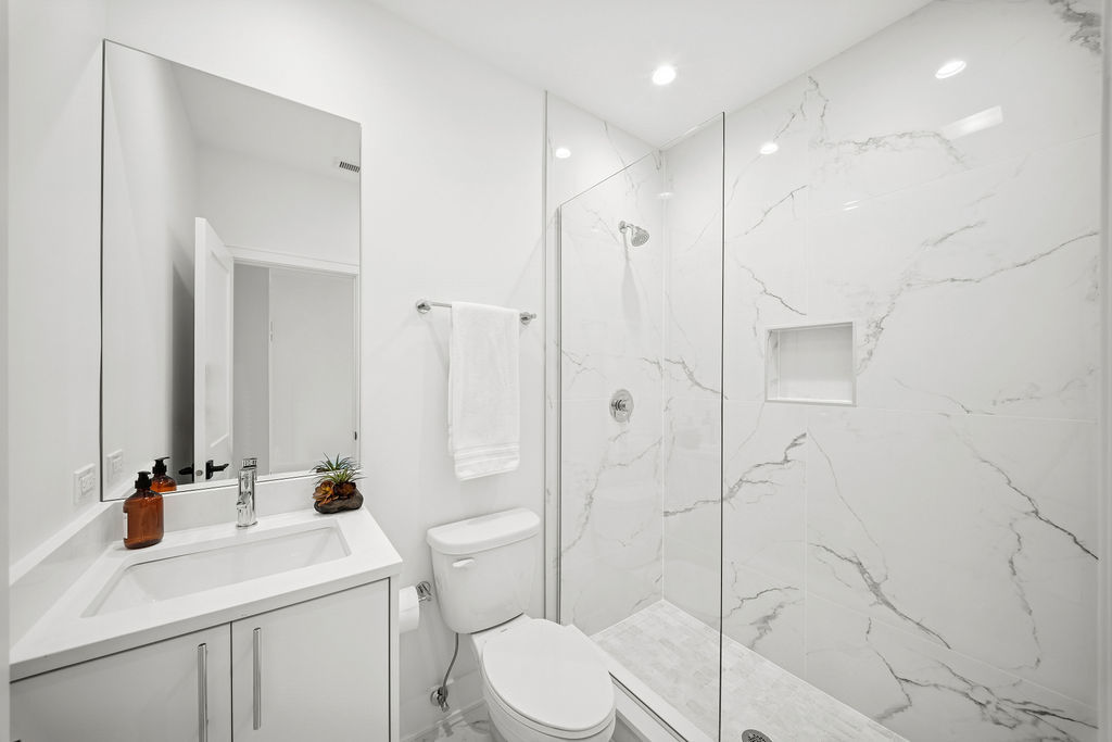 702 E 41st St Chicago, IL 60653