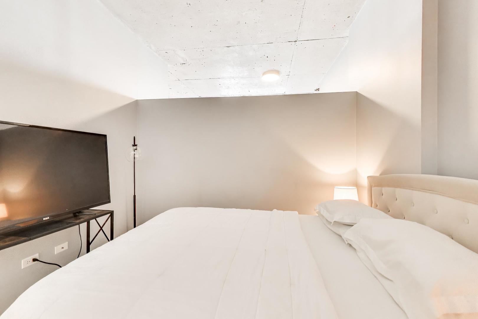 235 W VAN BUREN St #2017 Chicago, IL 60605