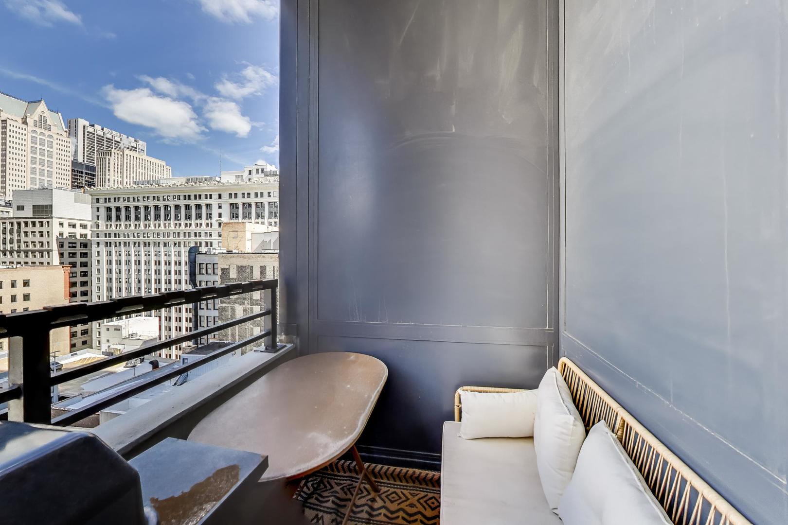 235 W VAN BUREN St #2017 Chicago, IL 60605