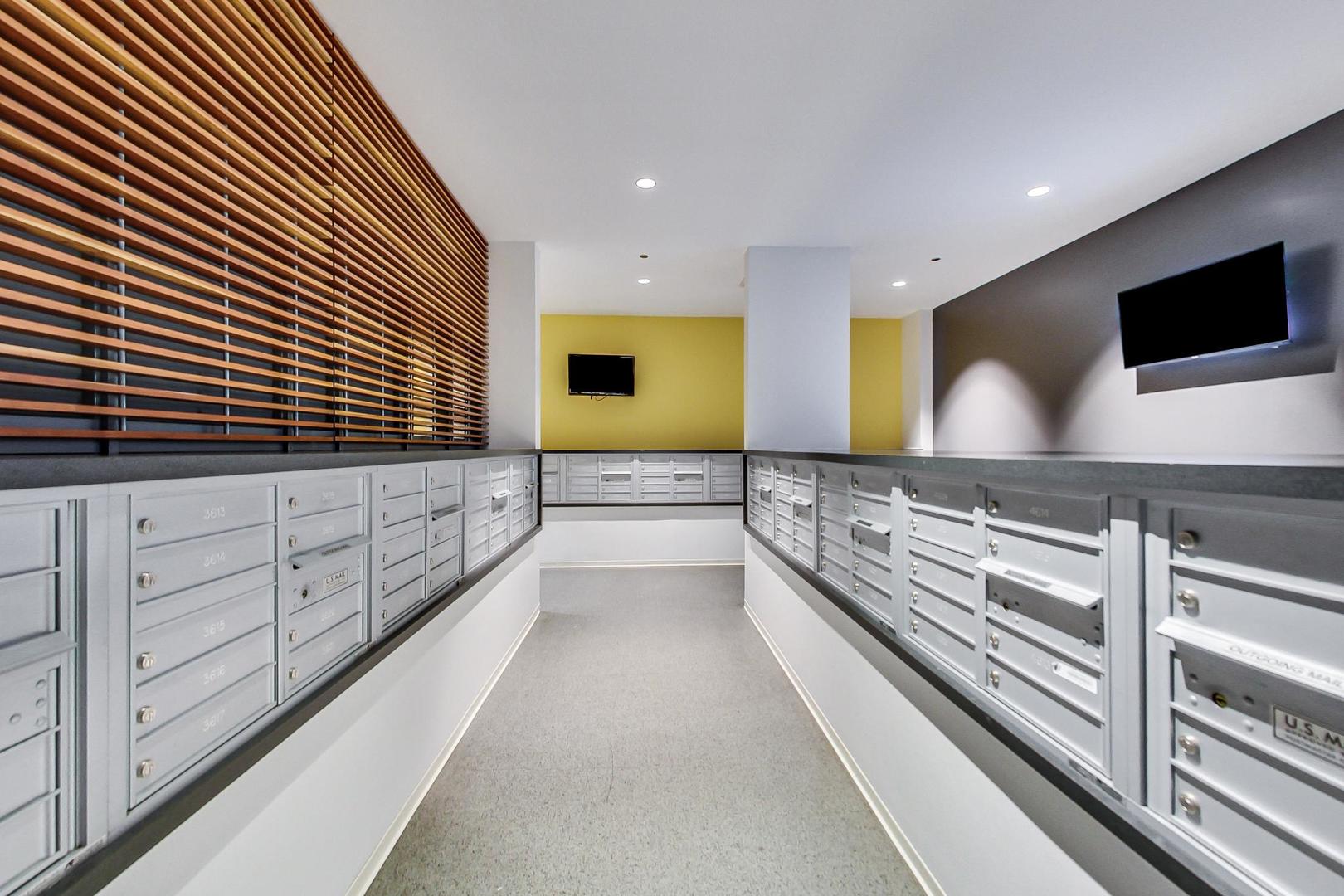 235 W VAN BUREN St #2017 Chicago, IL 60605