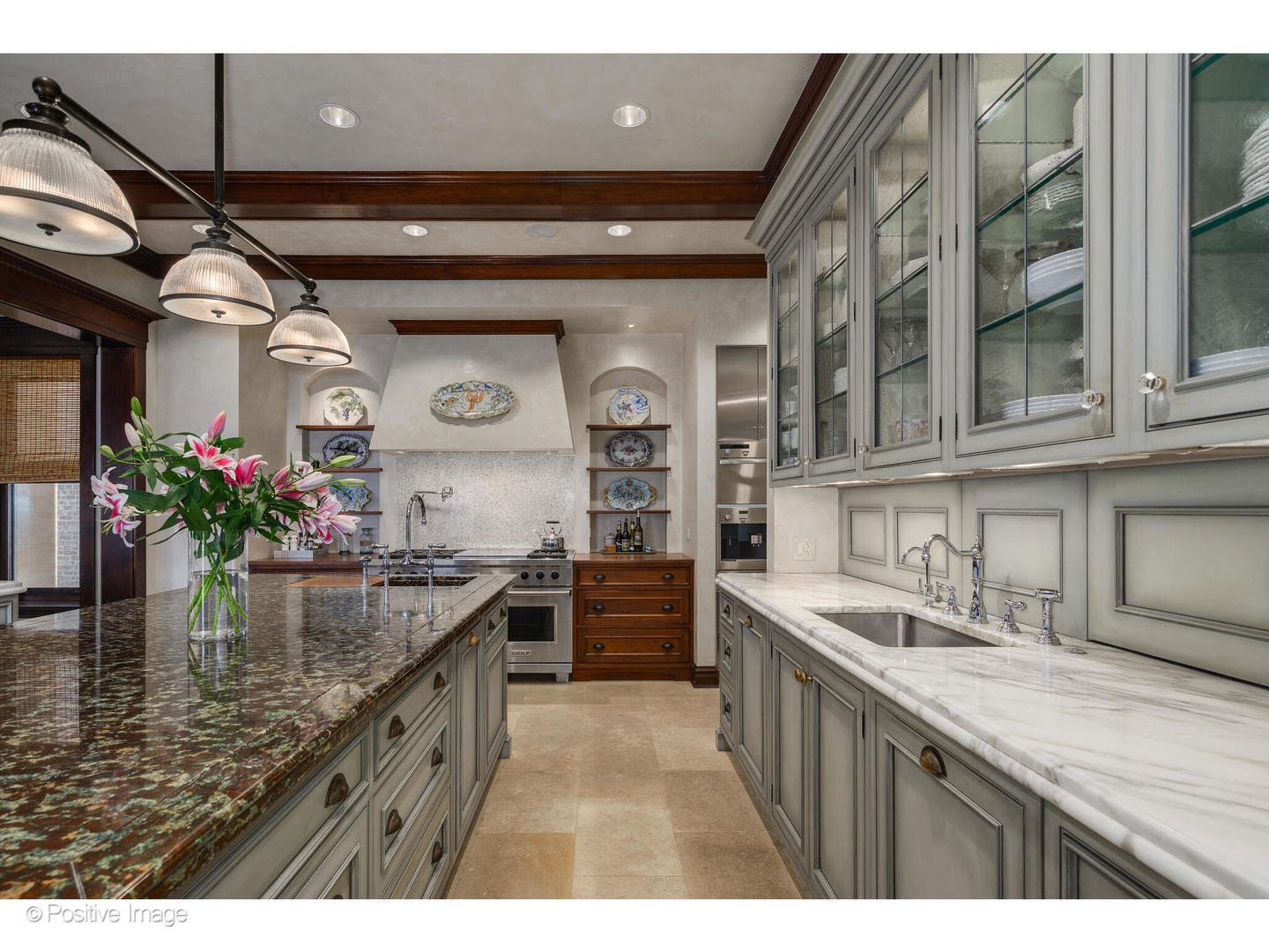 536 W Barry Ave Chicago, IL 60657