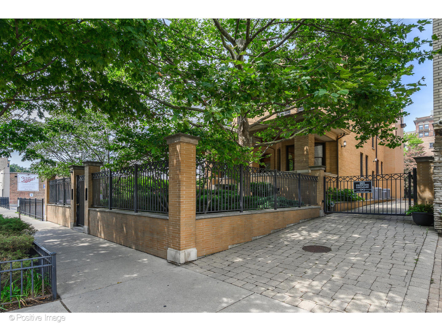536 W Barry Ave Chicago, IL 60657