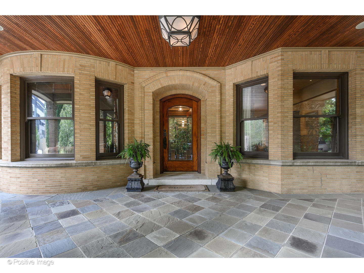 536 W Barry Ave Chicago, IL 60657